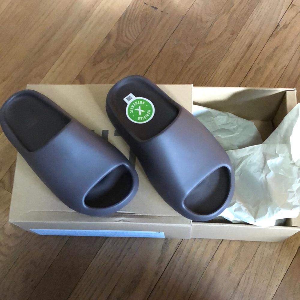 Yeezy SLIDES, soot size 7 nwt